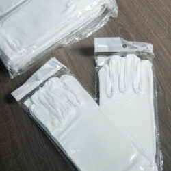 Par de guantes blancos de tela