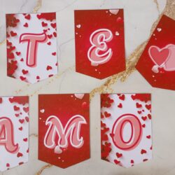 Banderín Te Amo Blanco y Rojo Corazoncitos